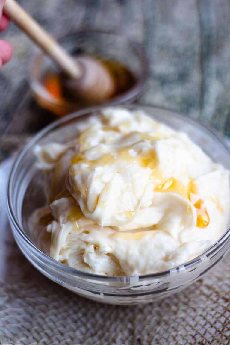 CREAMY CHEESE WITH HONEY