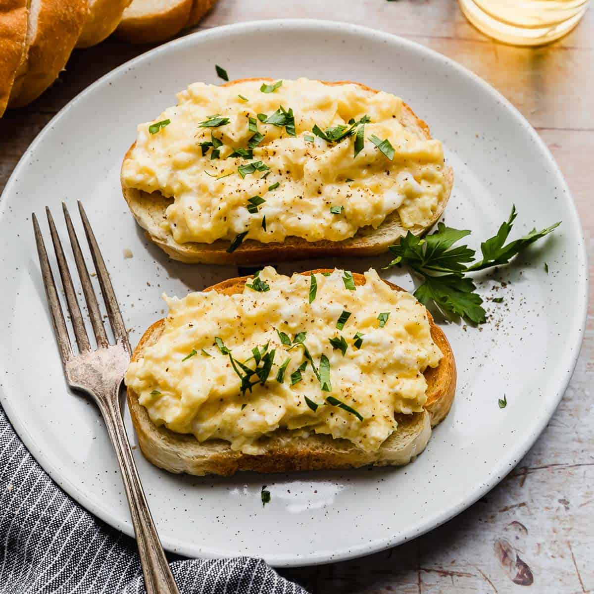 SCRAMBLED EGG TOAST
